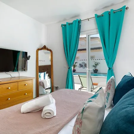 Spanish Style, Elegant 3 Bedroom - 5 Minutes From The Beach! Ferienhaus *