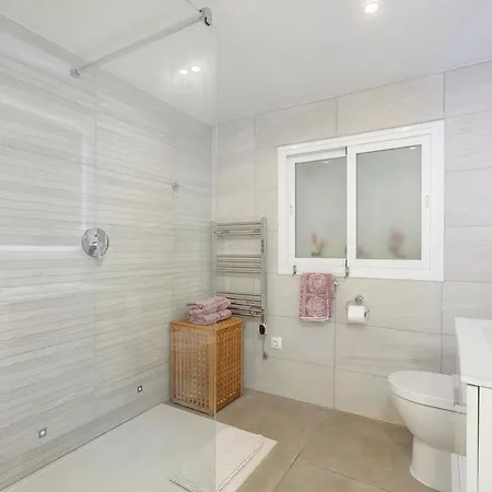 Spanish Style, Elegant 3 Bedroom - 5 Minutes From The Beach! Ferienhaus