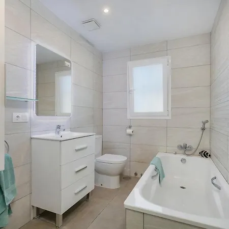 Spanish Style, Elegant 3 Bedroom - 5 Minutes From The Beach! Ferienhaus Marbella